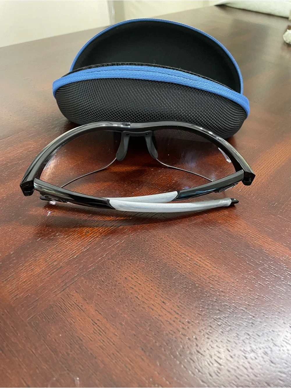 Tifosi Veloce Black Semi-Rimless sport  Eyewear with black and blue hard case